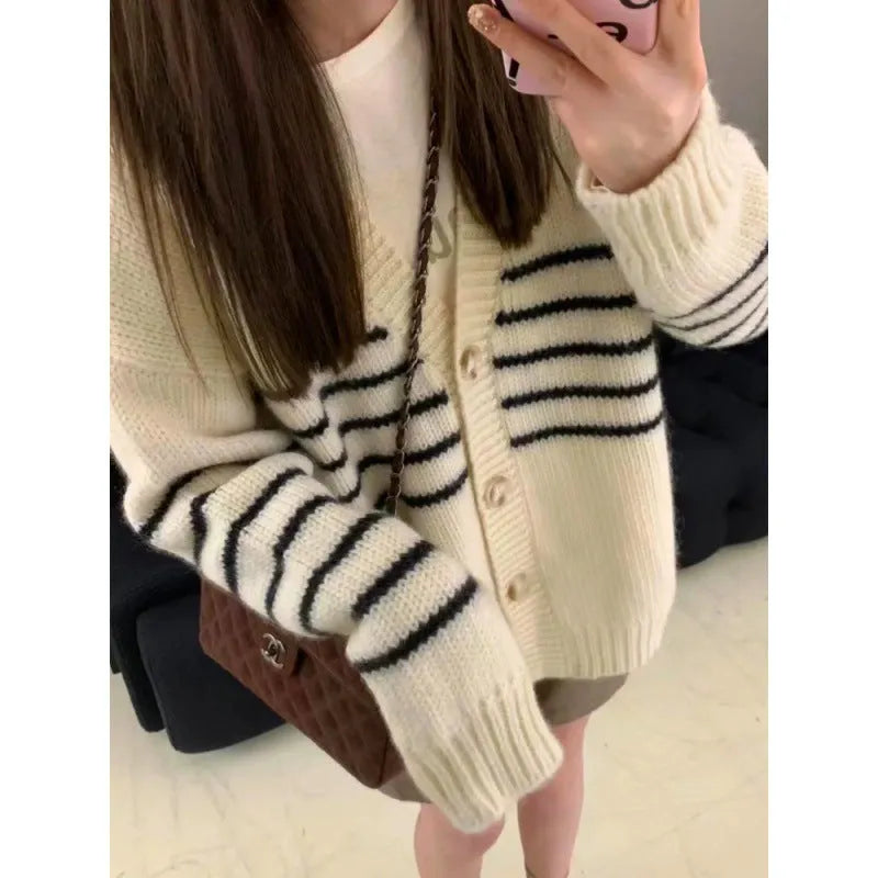 Collar button cardigan with 3D pattern in autumn casual style