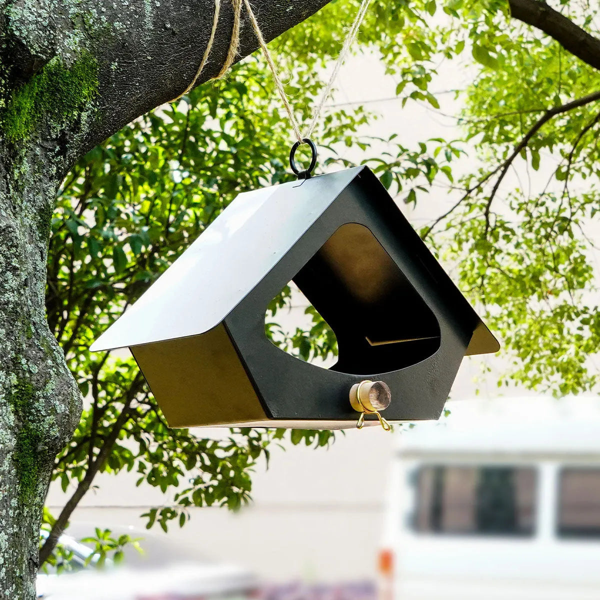European-style iron bird nest feeder with anti-rain roof in modern simple design