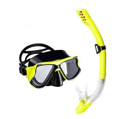 Diving goggles with a PC frame, transparent anti-fog lenses, a silicone strap, and a coloured silicone mouthpiece.