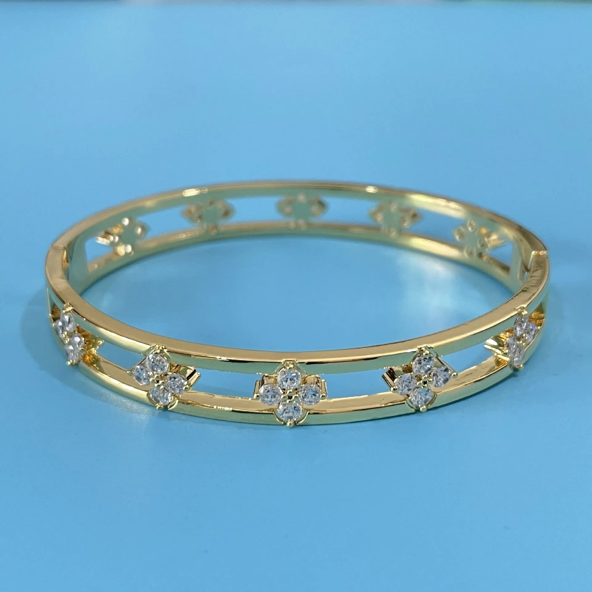 Gold and silver buckle options of hollow women's bracelet with four-leaf clover inlaid zircon design