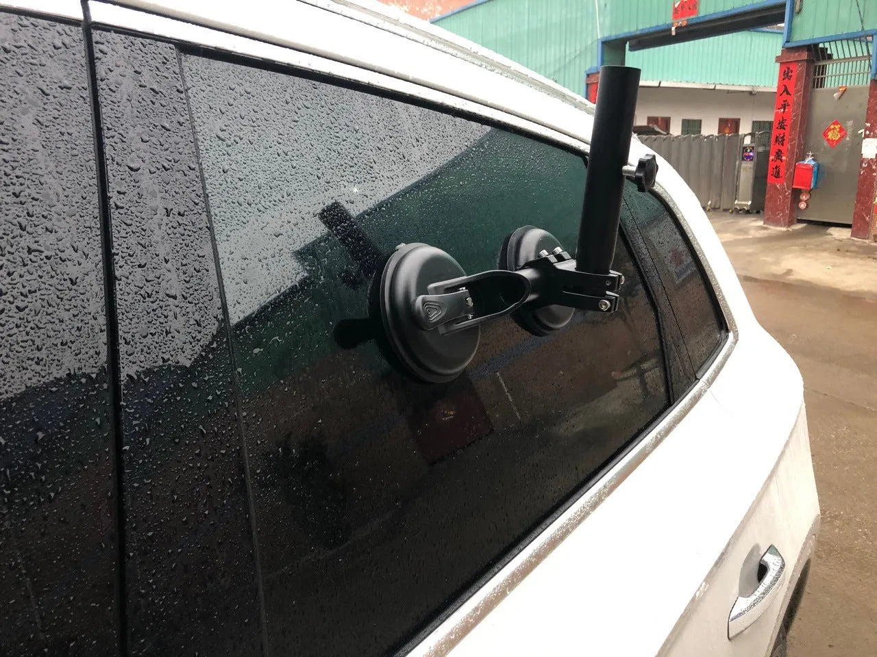 Black round car windscreen sucker base with ABS body and rubber suction cup for off-road flag mounting.