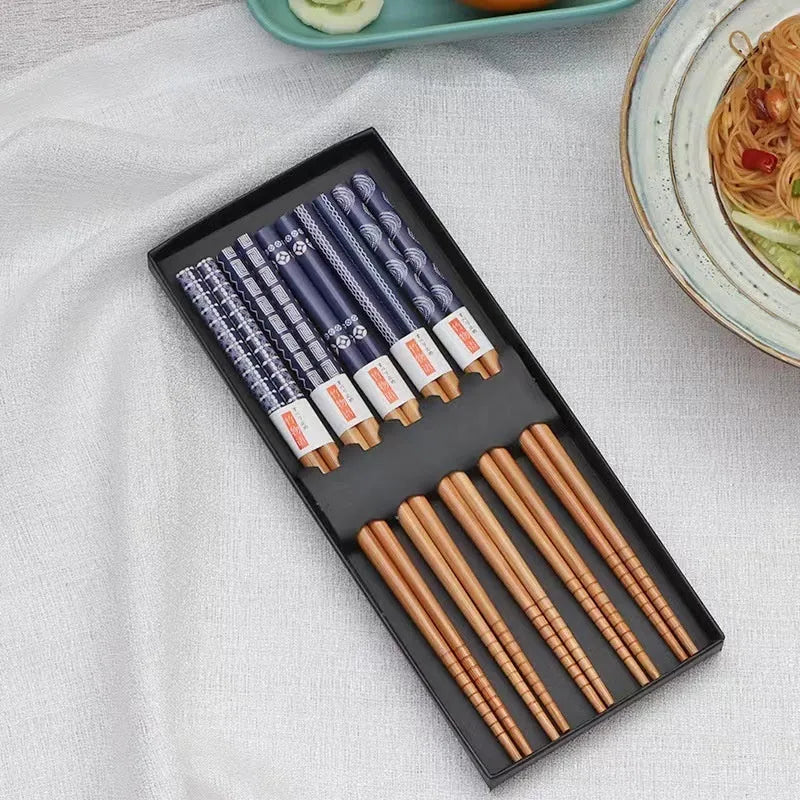 Japanese bamboo chopsticks with five-colour lucky cat pattern in gift box packaging
