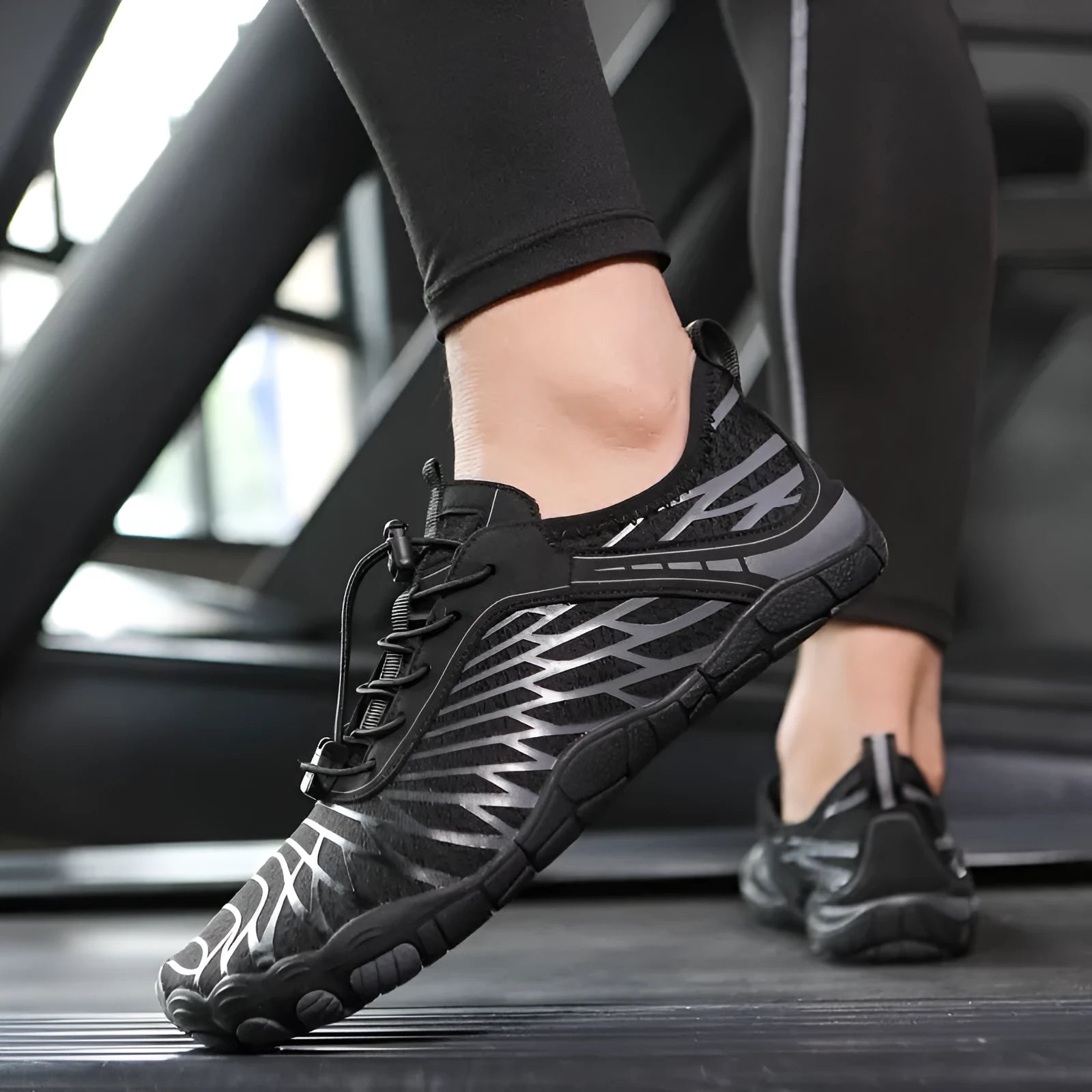 Outdoor lace-up casual shoes in multiple colours on a non-slip rubber sole.