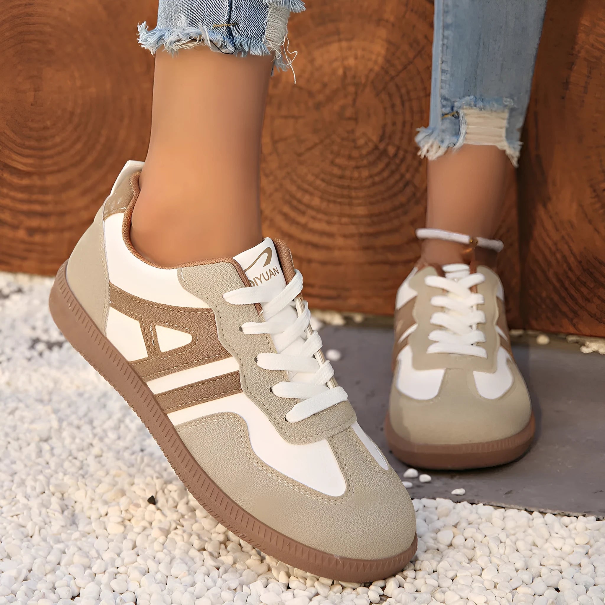 Women's retro lace-up jogging shoes in black with colour matching details and platform sole