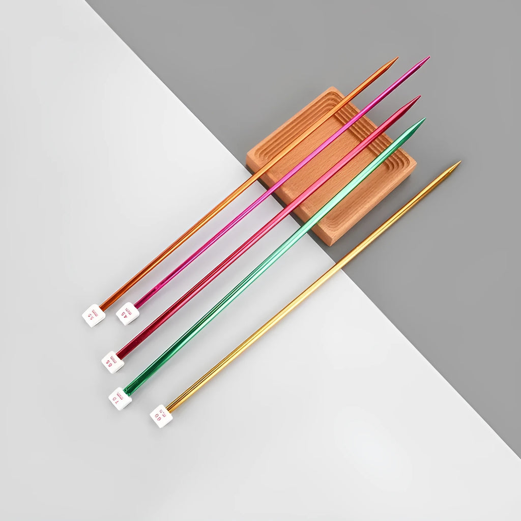 Set of aluminium crochet hooks with rubber grips in fourteen sizes from 2.0mm to 10.0mm