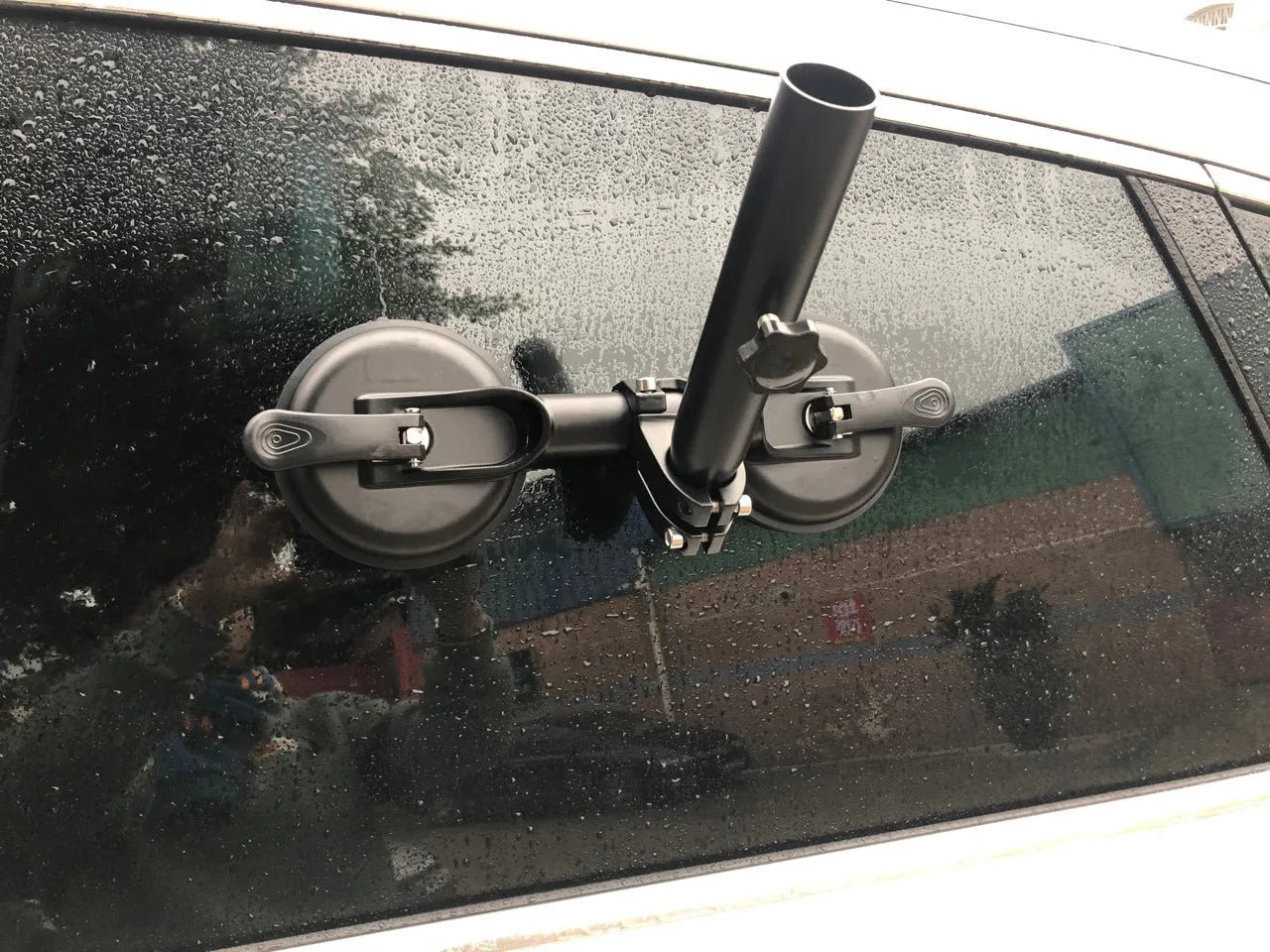 Black round car windscreen sucker base with ABS body and rubber suction cup for off-road flag mounting.