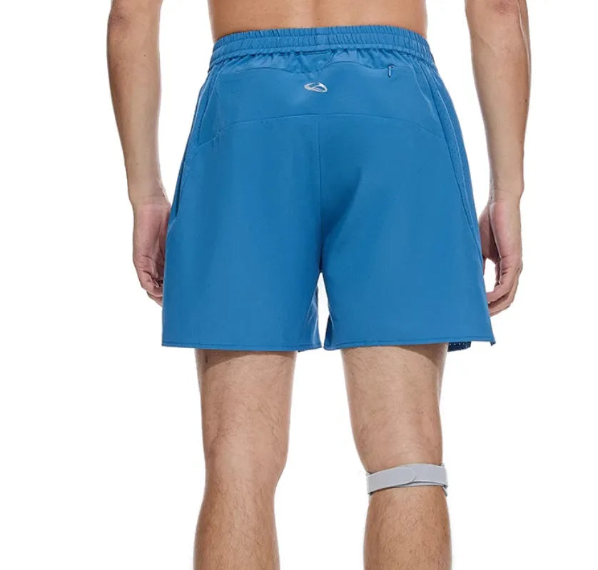 Four-point running shorts with laser stitching and stretch fabric in black or blue athletic colours