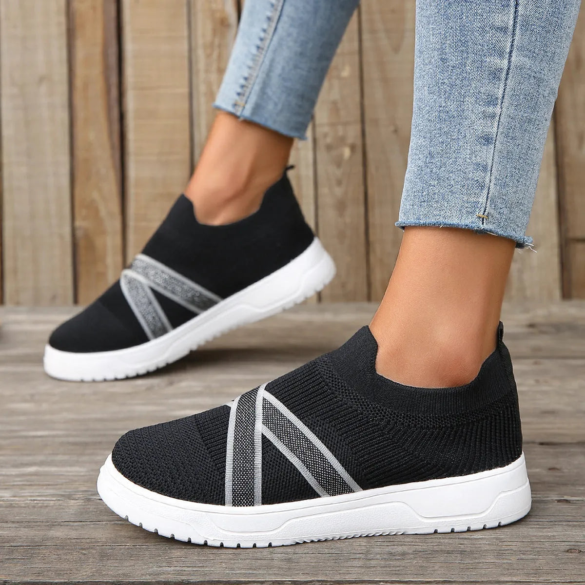 Black women's flyknit mesh flat shoes with rubber soles and round toe tassel decoration