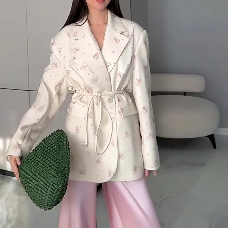 Collar lace-up waist-tight suit jacket in polyester, shown in an adjustable fit with long sleeves.