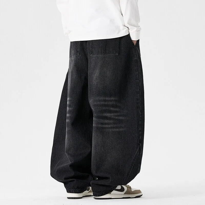 Men's plus size baggy jeans in denim with wide leg and straight opening