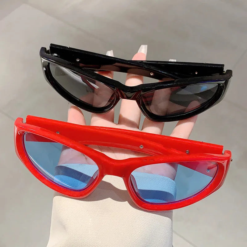Sports sunglasses with polycarbonate frame and category 3 lenses in black and blue colour option