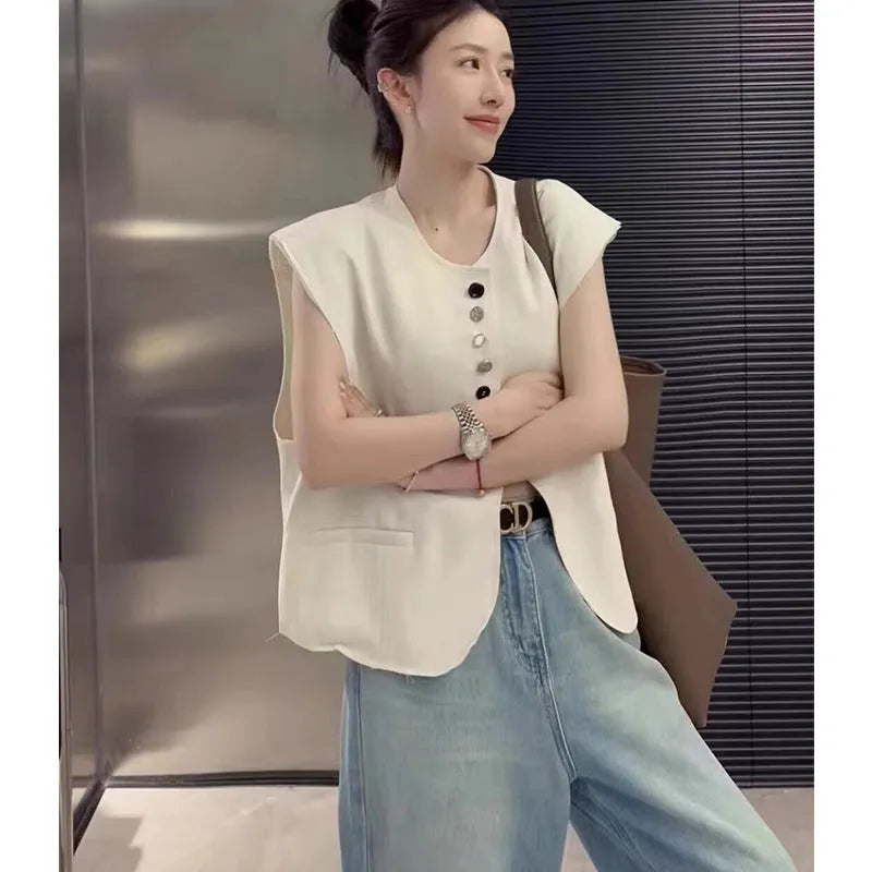 Loose-fitting women's vest in polyester fabric with short 40cm length and pockets.