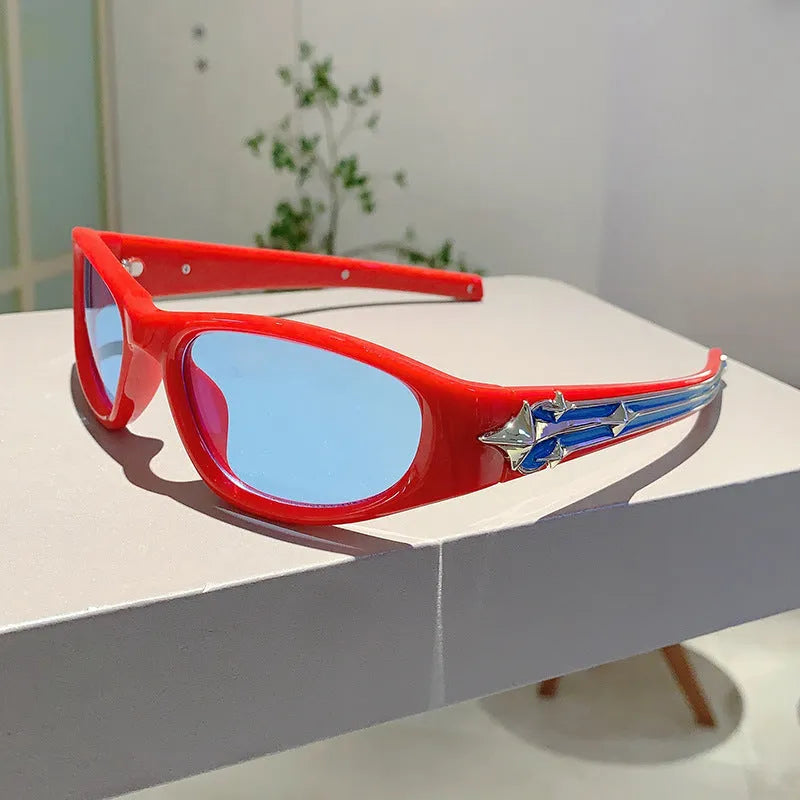 Sports sunglasses with polycarbonate frame and category 3 lenses in black and blue colour option