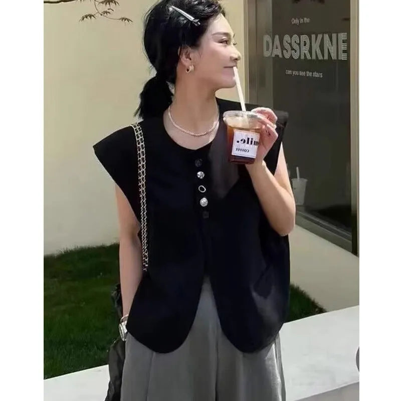 Loose-fitting women's vest in polyester fabric with short 40cm length and pockets.
