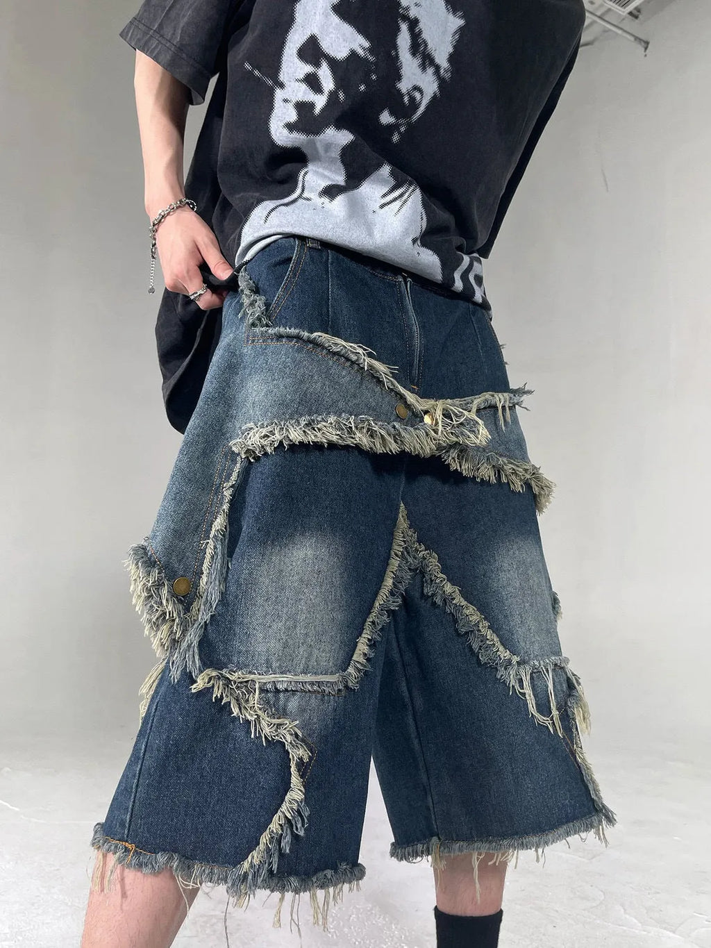 Men's blue denim shorts with five-pointed star embroidery and frayed hem in loose fit style