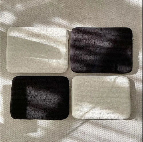 Black and white cotton clutch laptop bag for tablets with seismic protection and a coin pocket.