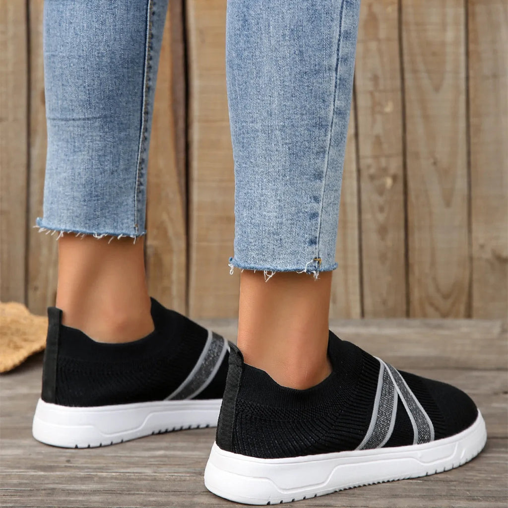Black women's flyknit mesh flat shoes with rubber soles and round toe tassel decoration