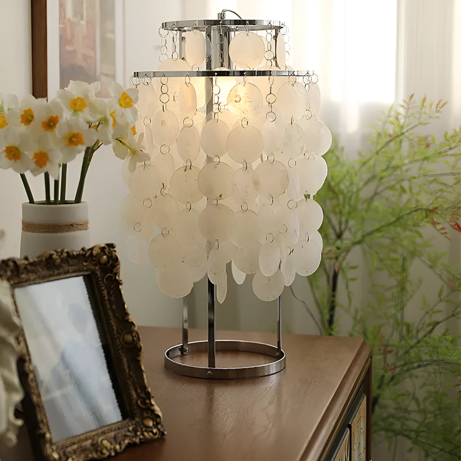 Shell-shaped bedside table lamp with modern design in chrome or gold finish