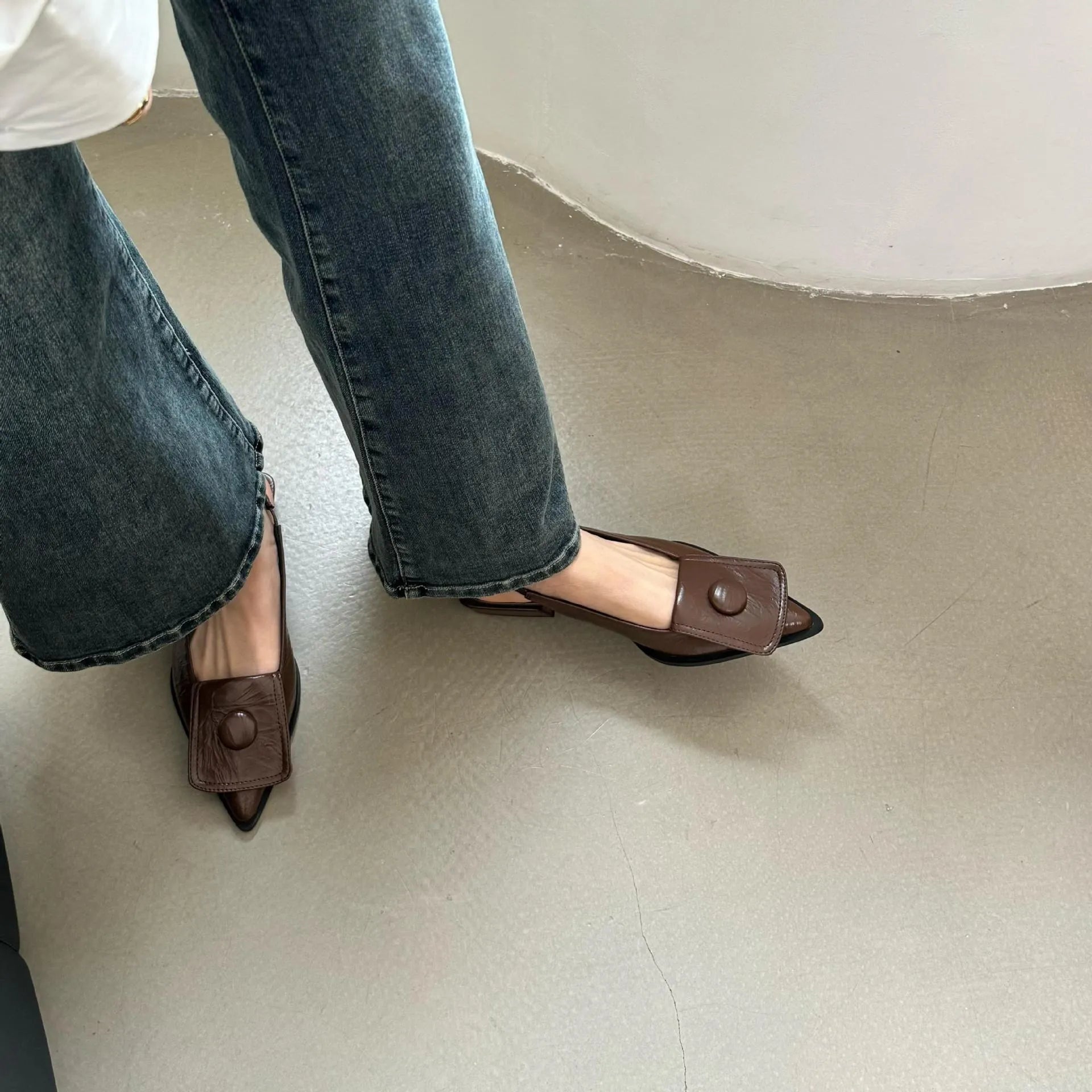 Women's low-cut sandals with pointed toe and back strap in four colour options