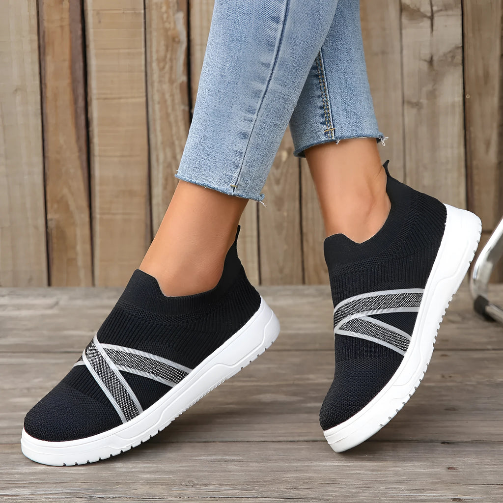 Black women's flyknit mesh flat shoes with rubber soles and round toe tassel decoration