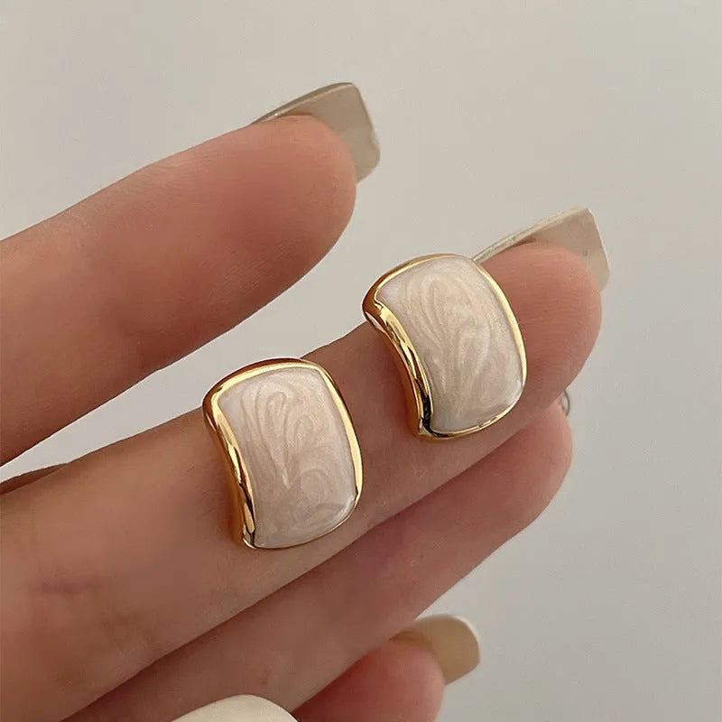 Off-white geometric quadrilateral ear studs with dripping oil pearl effect finish for women
