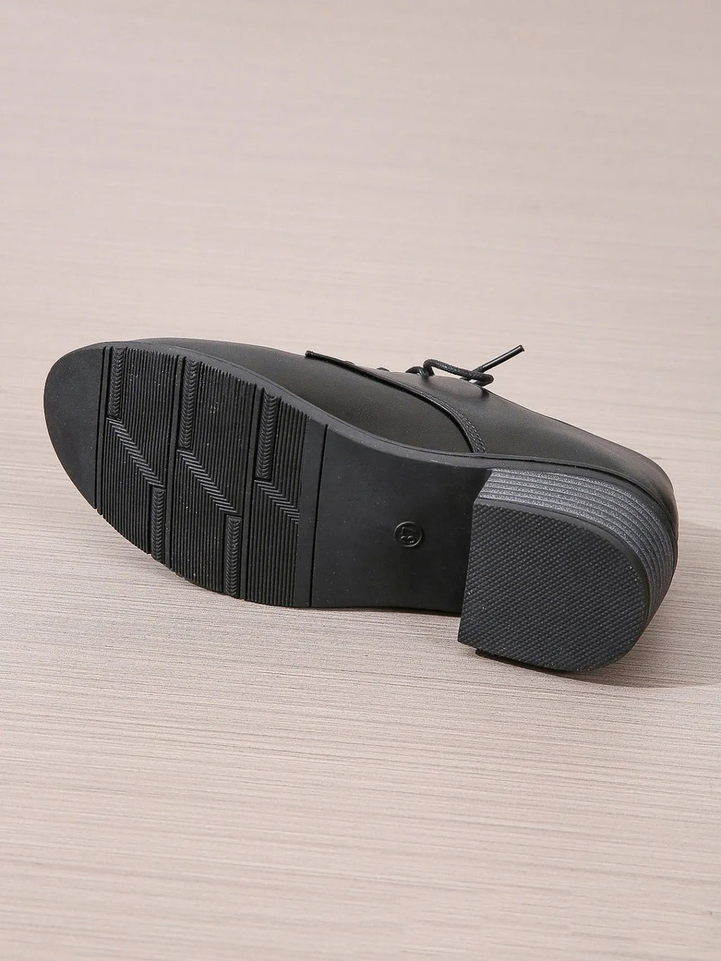 Black women's low-top PU leather shoes with a chunky mid-heel and pointed toe.