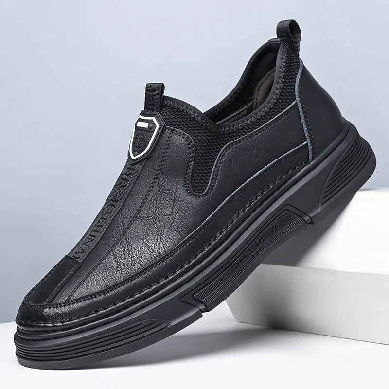 Men's solid colour leather casual shoes with round toe design in black or brown