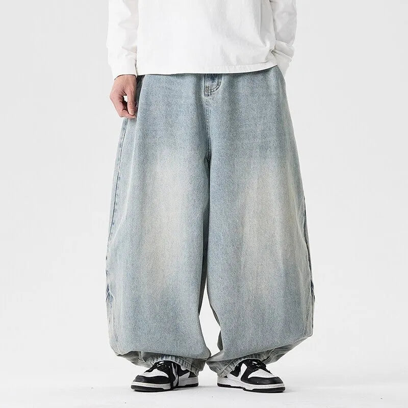Men's plus size baggy jeans in denim with wide leg and straight opening