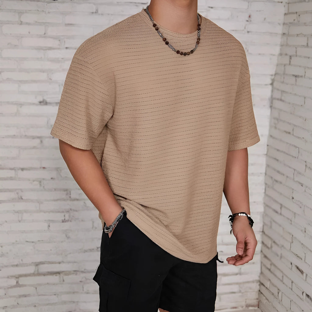 Men's slim fit polyester t-shirt with round neck and short sleeves in solid colours