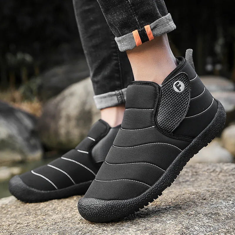 Men's waterproof snow boots in black with non-slip rubber soles and artificial plush lining