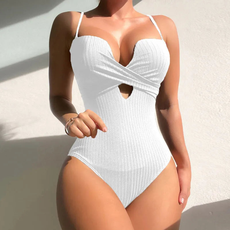 Women's solid colour slim-fit one-piece swimsuit in polyester fabric