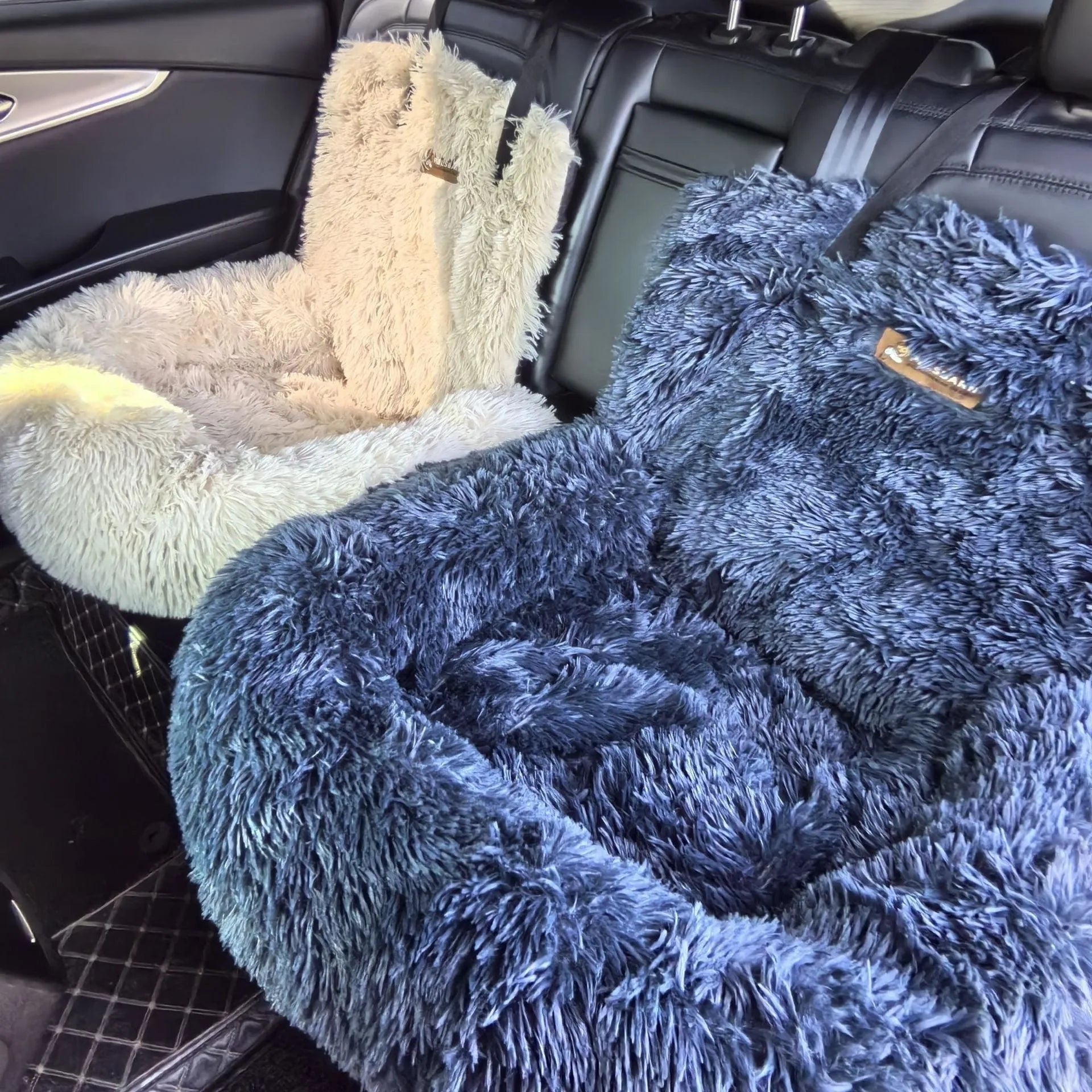 Winter thicken thermal vehicle-mounted pet mat on car seat in dark grey or beige