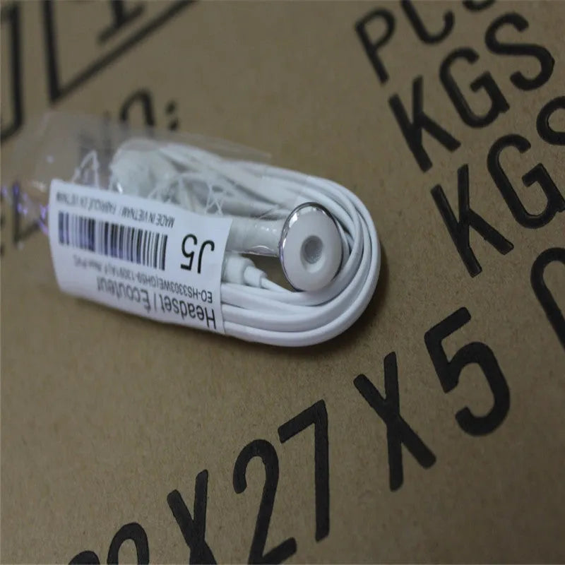S4 wired in-ear headset with microphone, 2.5-metre TPE cable, and 3.5mm plug