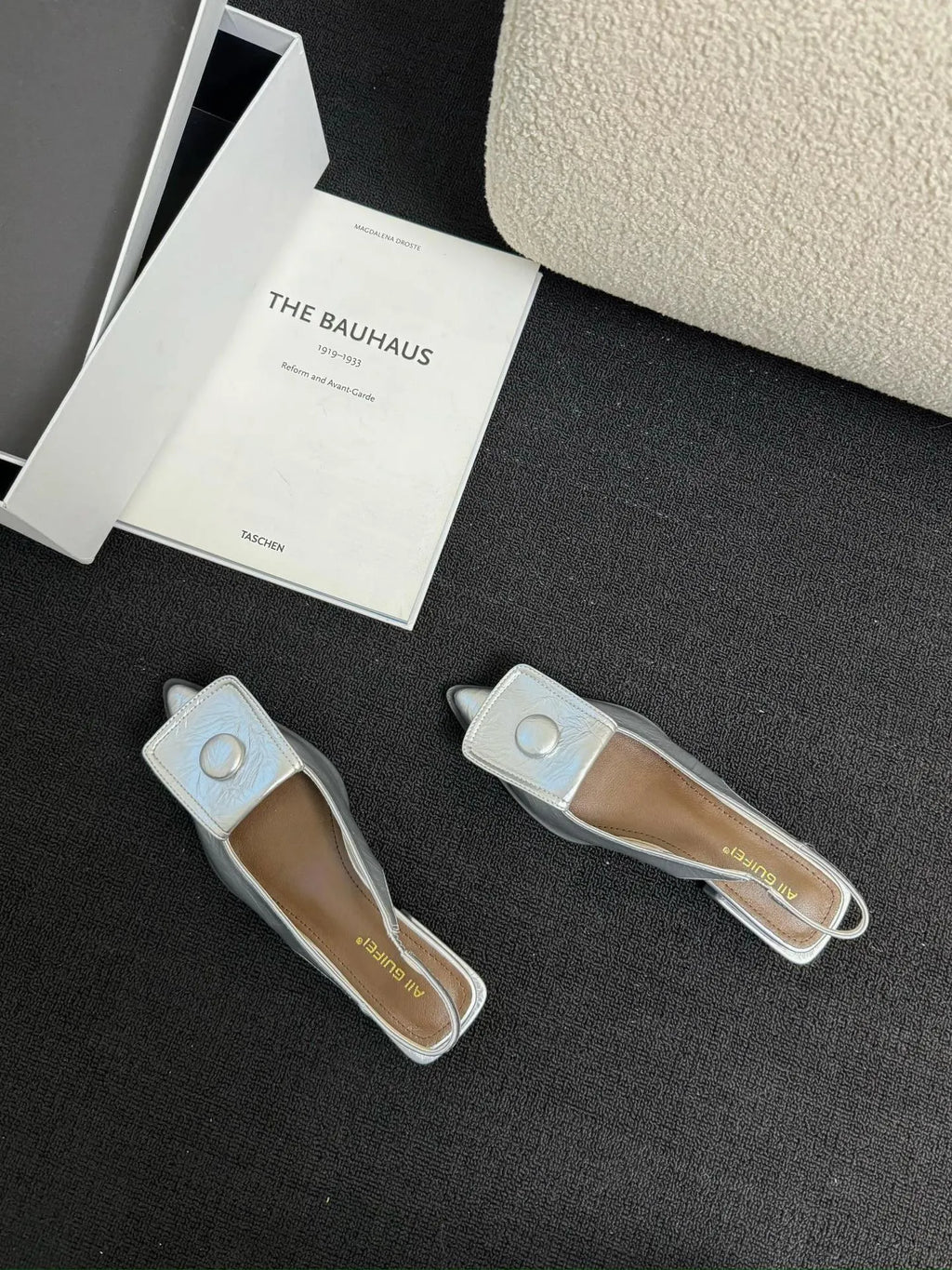 Women's low-cut sandals with pointed toe and back strap in four colour options