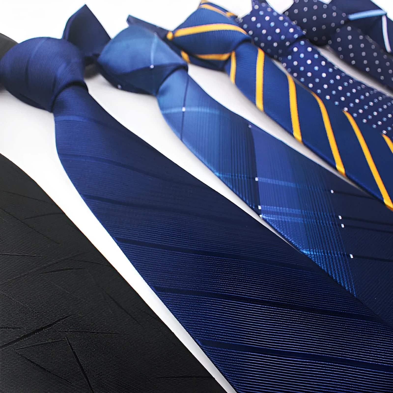 Men's business formal tie with jacquard woven striped pattern in 8cm width
