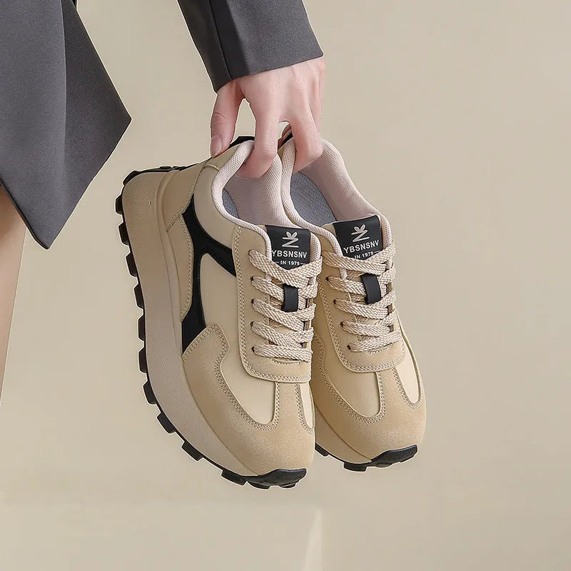 Women's low-top platform sports shoes in card black with mesh lining and front lace-up closure