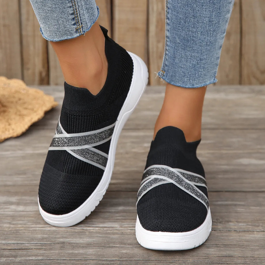Black women's flyknit mesh flat shoes with rubber soles and round toe tassel decoration