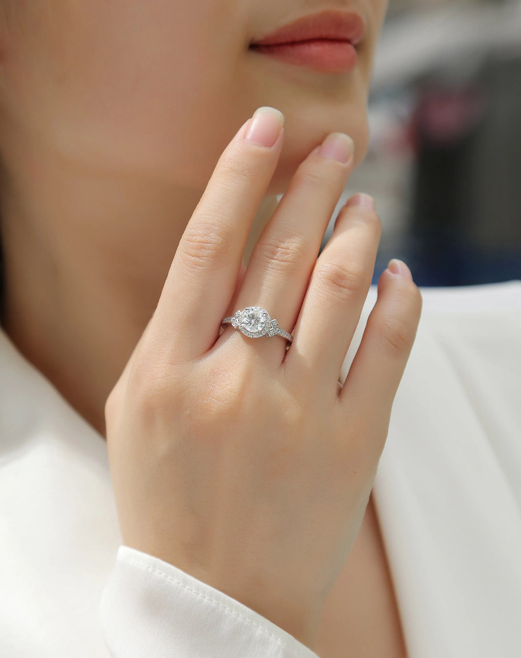 Lighthouse 1-carat moissanite wedding ring set with S925 silver platinum-plated band on display in gift box
