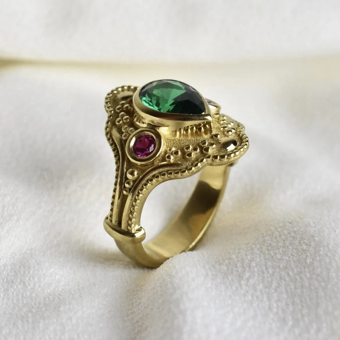 Gold-plated women's ring with geometric design and golden lvzuan colour on a white background.