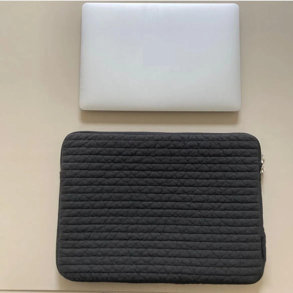 Black and white cotton clutch laptop bag for tablets with seismic protection and a coin pocket.