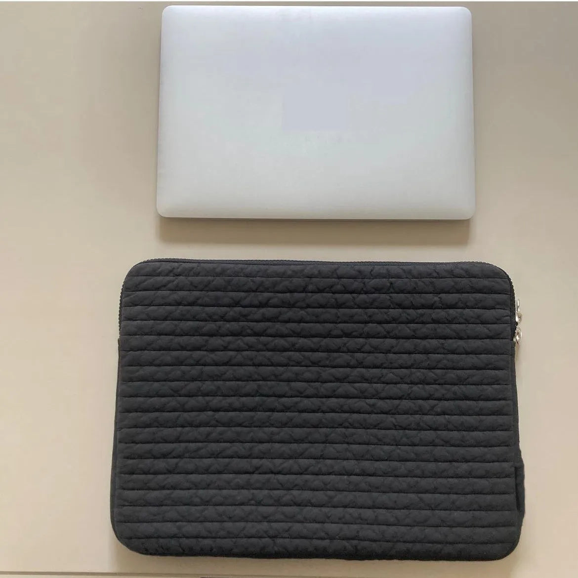 Black and white cotton clutch laptop bag for tablets with seismic protection and a coin pocket.