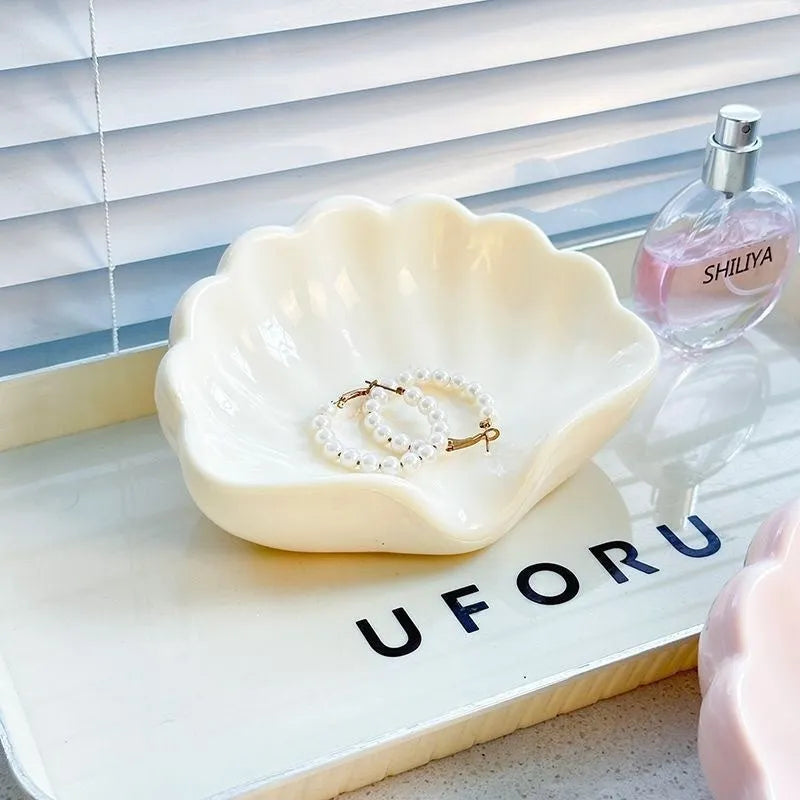 Pearl white shell-shaped plastic soap dish for bathroom measuring 12x9x5.5cm