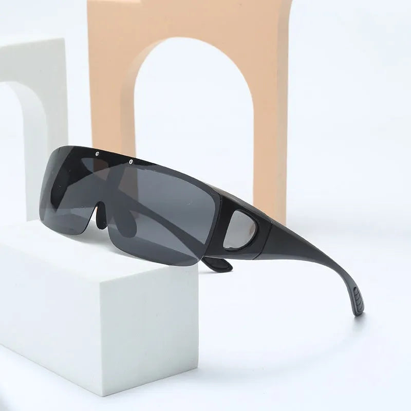 Black one-piece polarized myopia sunglasses with interchangeable lens chips for cycling and climbing