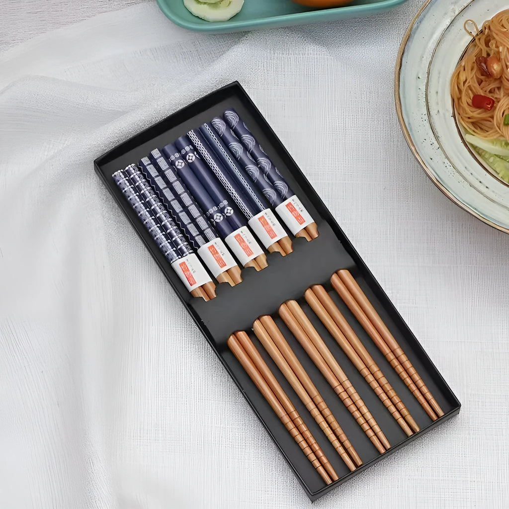 Japanese bamboo chopsticks with five-colour lucky cat pattern in gift box packaging
