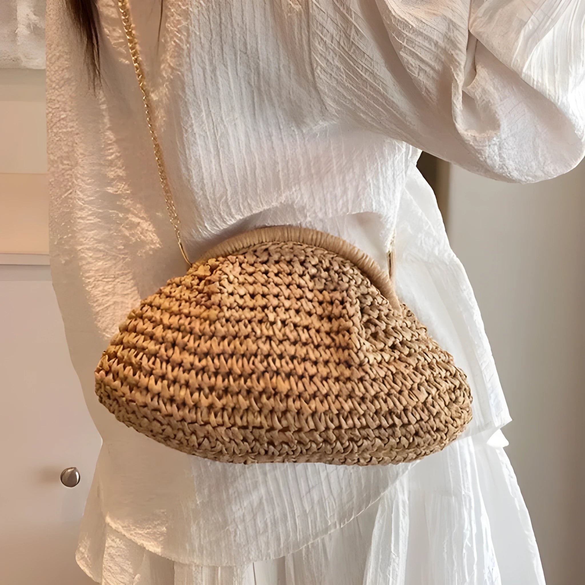 Shell-shaped straw beach bag with chain strap detail in khaki colour
