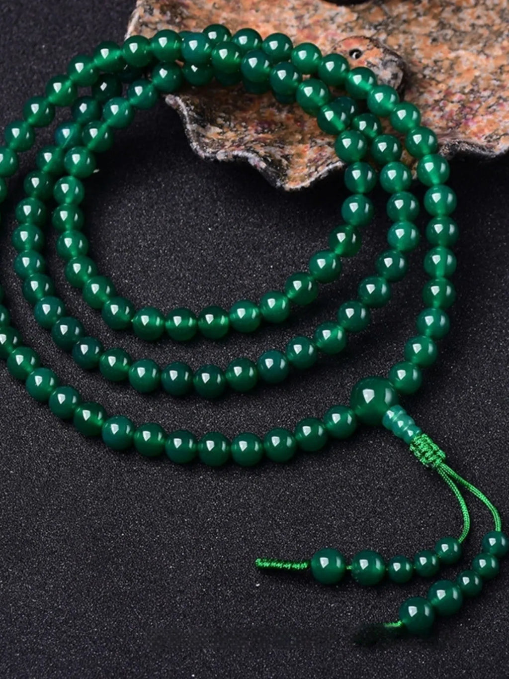 Handmade natural green agate 108 bead bracelet with pendant, showing Buddha beads or Thangka style options.
