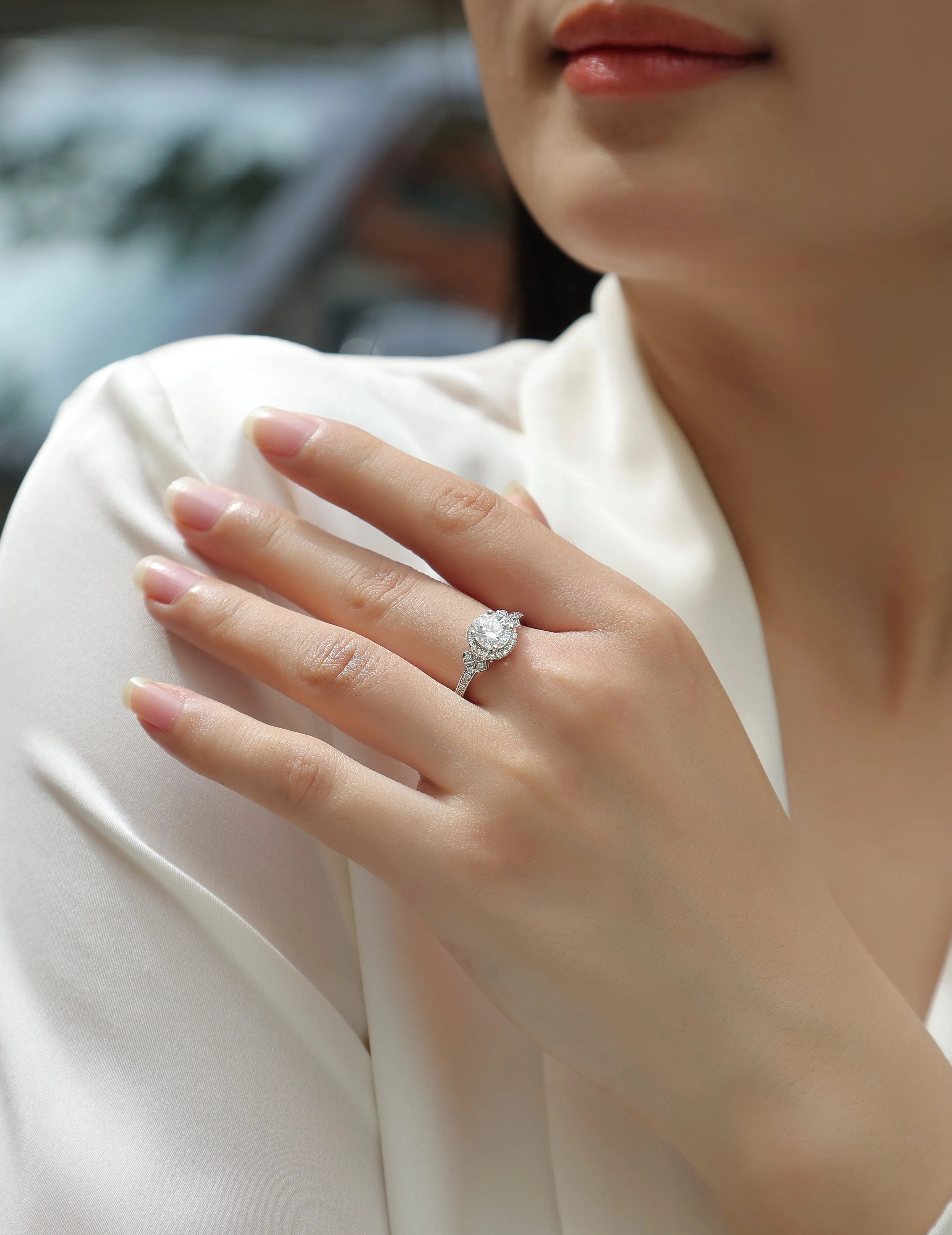 Lighthouse 1-carat moissanite wedding ring set with S925 silver platinum-plated band on display in gift box