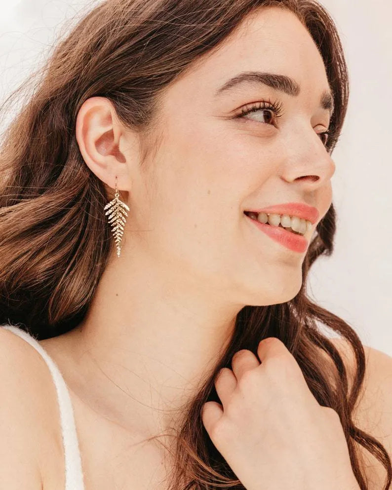 Women's simple tassel bohemian gold leaf-shaped earring made of alloy, geometric shape