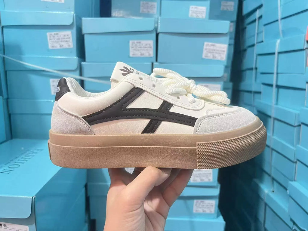 Classic brown and blue low-top casual trainers with flat rubber sole and lace-up front.