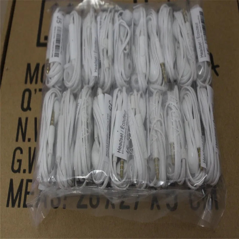 S4 wired in-ear headset with microphone, 2.5-metre TPE cable, and 3.5mm plug